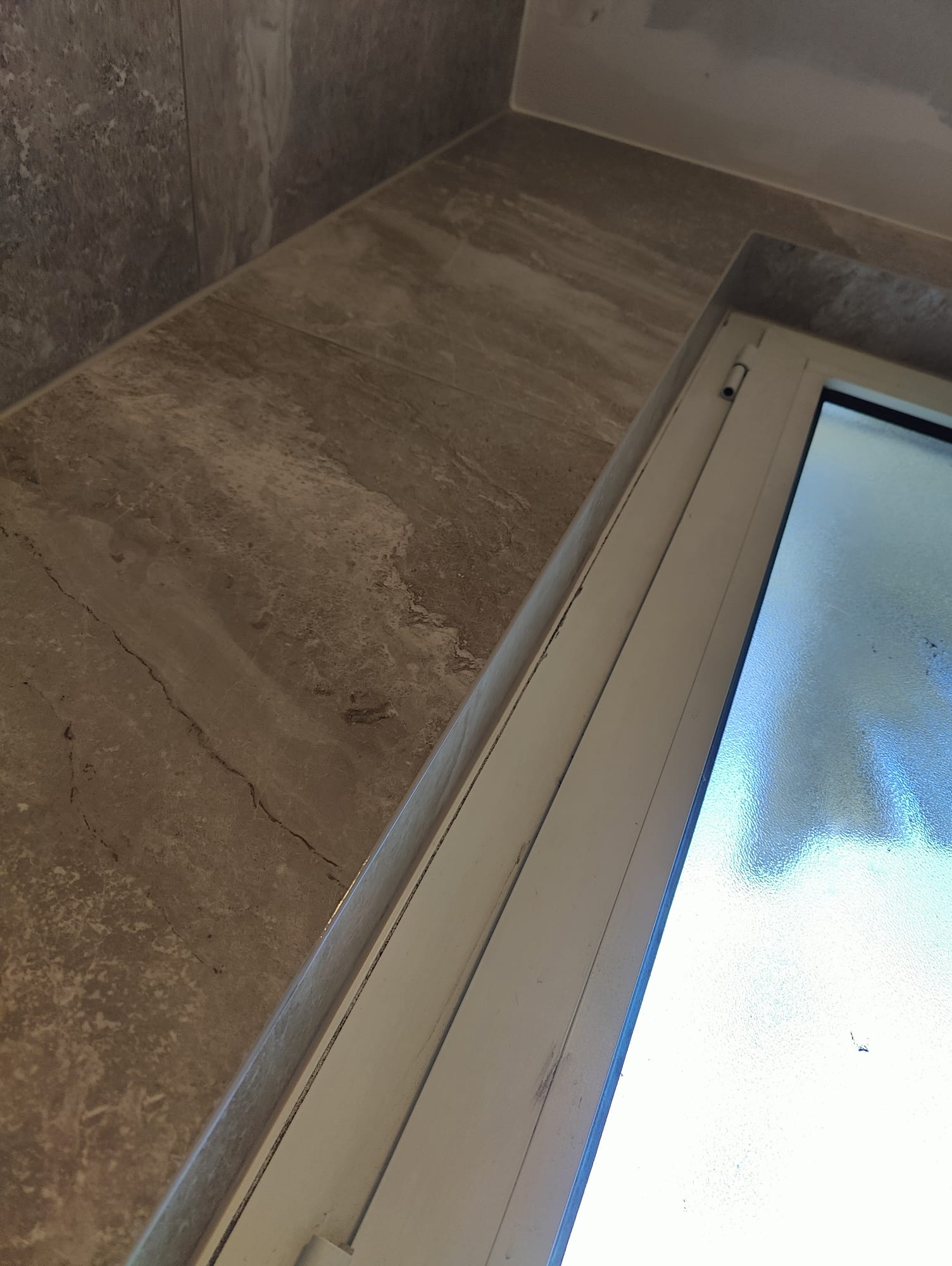 Contour de fenêtre sans profilé alu