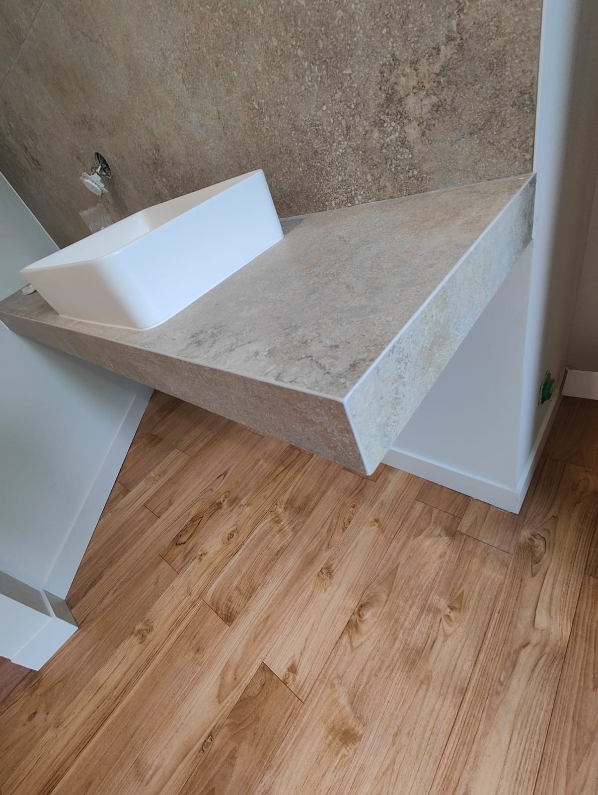 Détail vasque finition biseaux