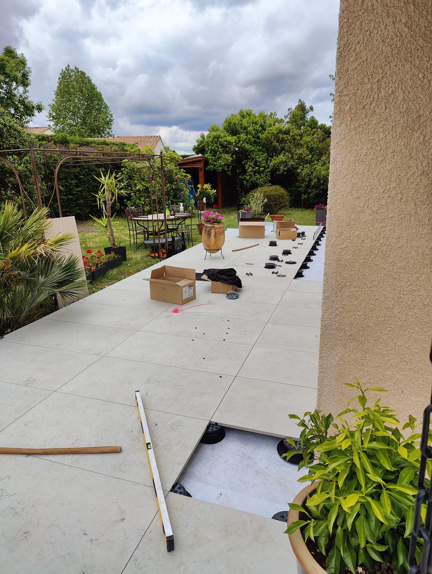 Réglage plots au laser pente évacuation terrasse Bordeaux — Ceram Unique