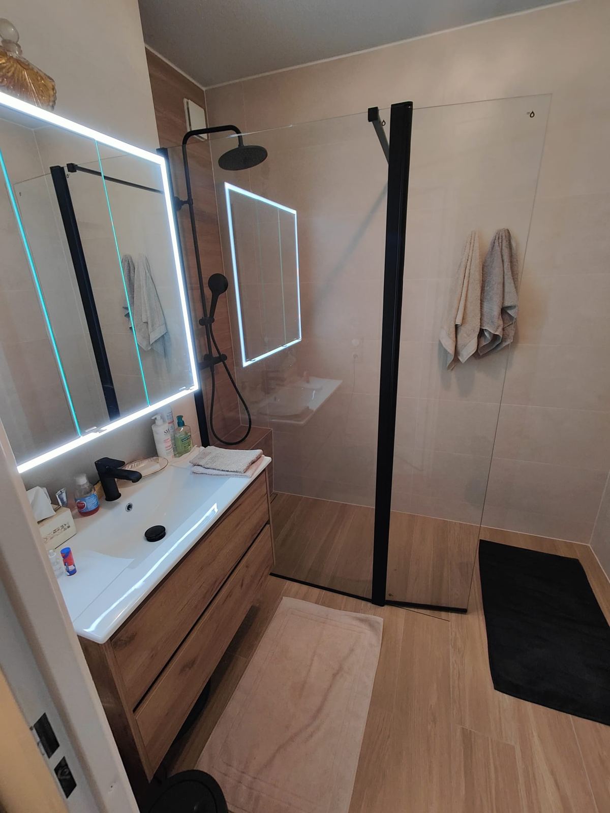 Salle de bains neuve avec douche italienne — Saint-Médard-en-Jalles